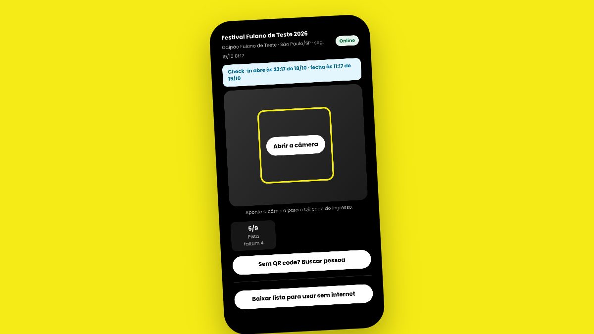 Celular com o leitor de check-in aberto: nome do evento, faixa com o horário do check-in, botão Abrir a câmera e a busca Sem QR code.