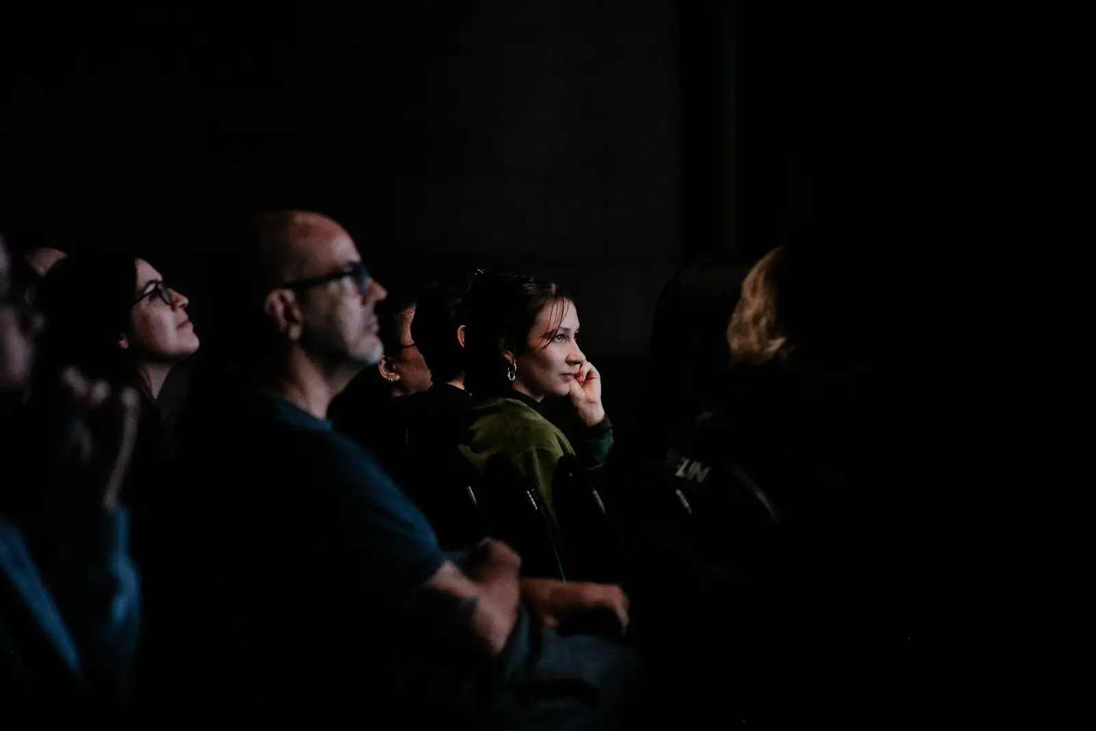 Público no escuro assistindo a uma apresentação no Pixel Show